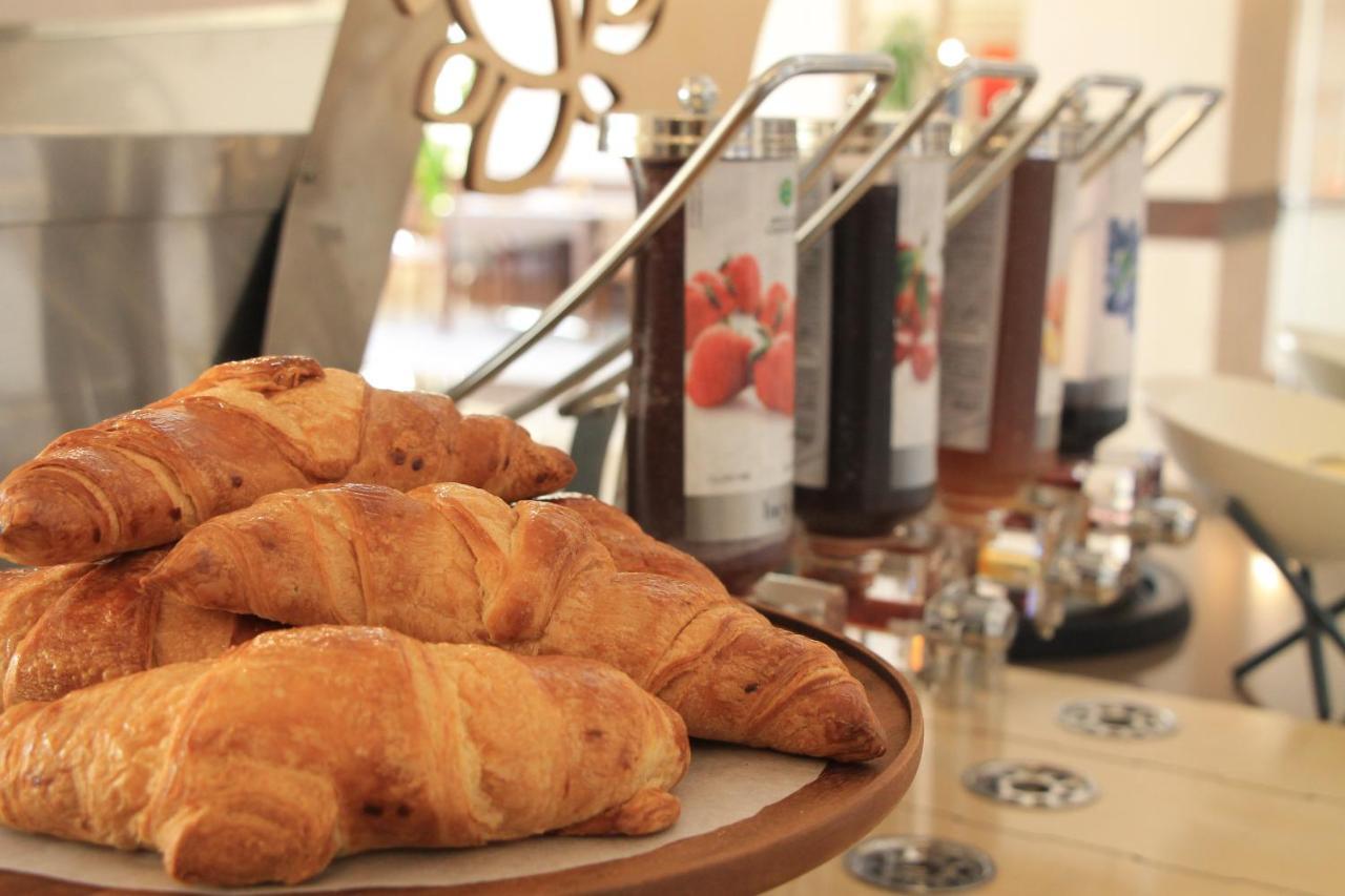 Grand Hotel Pomorie - Medical Spa Exterior photo Croissants